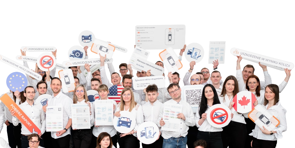 Команда сотрудников autoDNA держит таблички с элементами отчёта об истории автомобиля