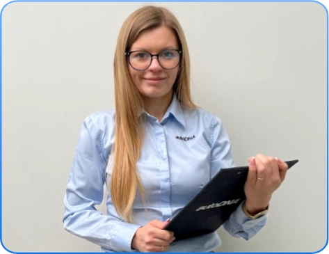 Улыбающаяся рекрутер autoDNA, готовая к разговору